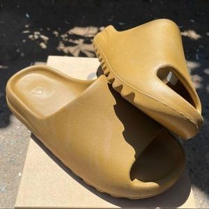 YEEZY SLIDES OCHRE